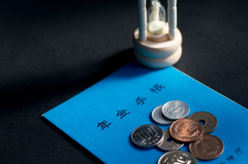 リタイア後も年金や貯金だけでは不安が残るので、資産運用によって収入を補う必要性が高まっていることをイメージした写真